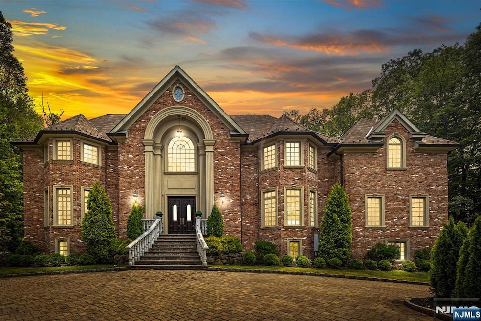 A Grand Estate of Timeless Elegance and Modern Luxury