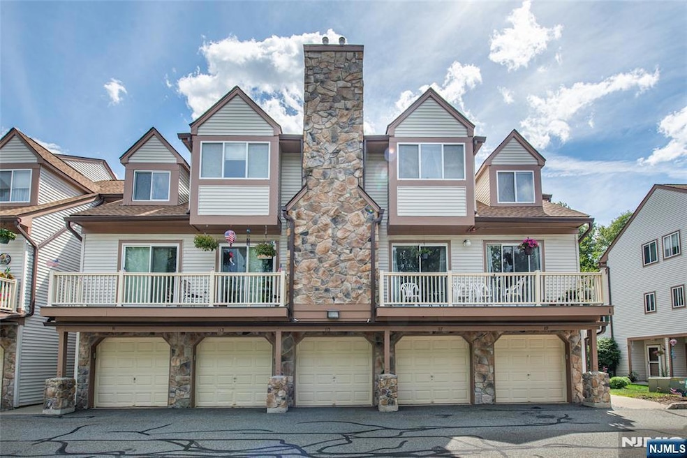 117 Woods Edge Dr, Succasunna, NJ 07876 - photo 1