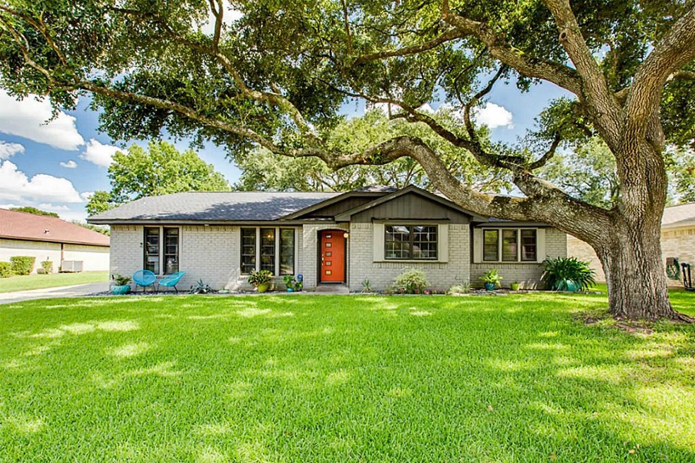 419 S Pecan Dr, Tomball, TX 77375 - photo 1