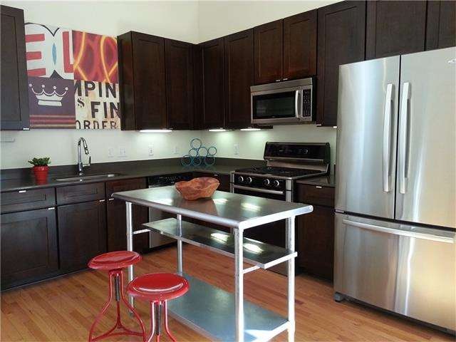 Open kitchen with upgraded cabinets and S/S Bosch 