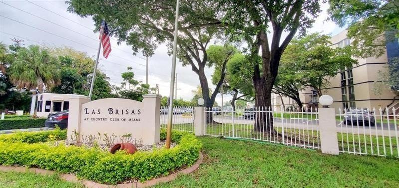 Las Brisas at Country Club of Miami unit D111, Hialeah, FL 33015 - photo 1