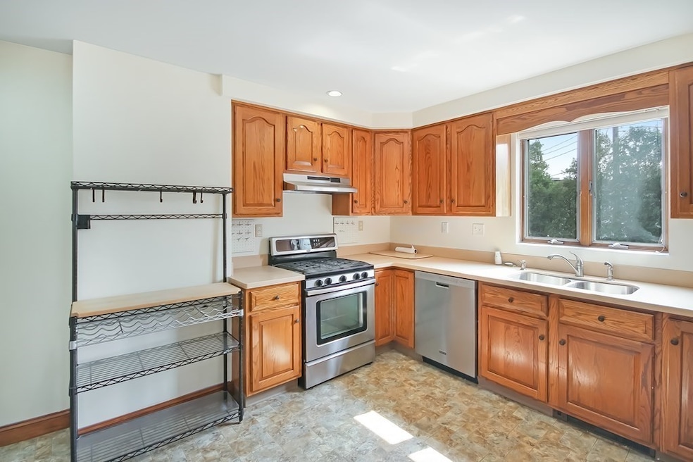 64 Parker St unit 64, Watertown, MA 02472 - photo 1