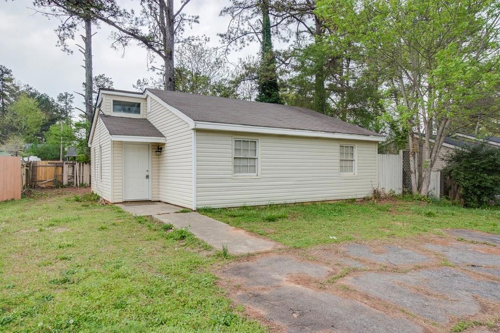 Cozy home close to everything Buford has to offer