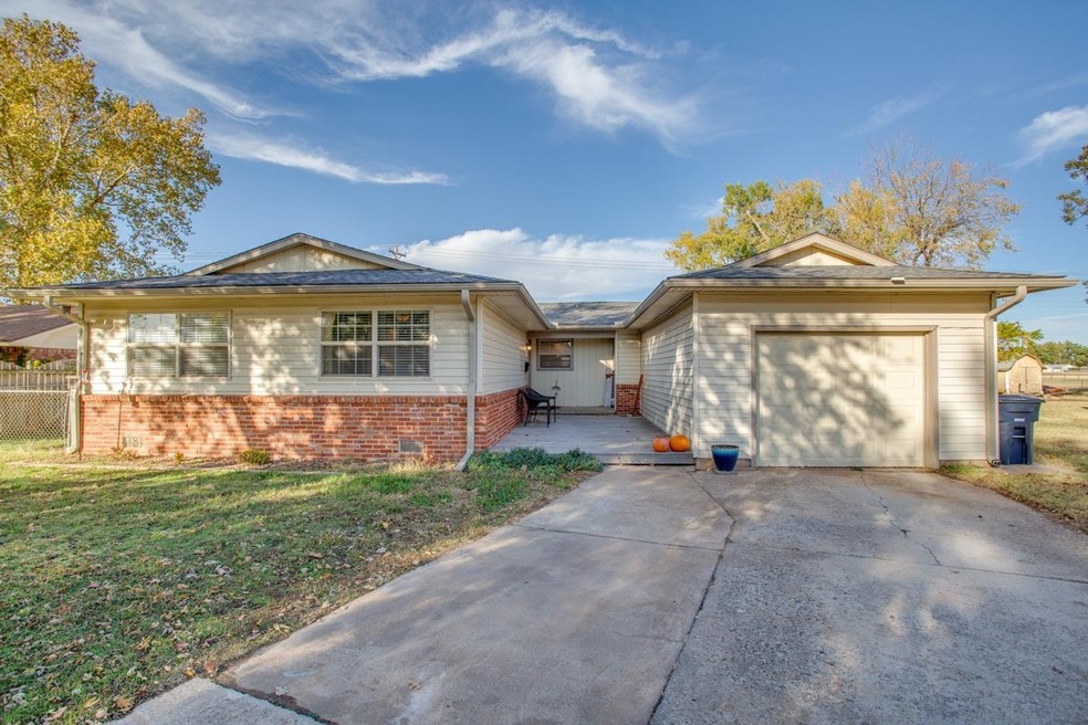 214 N Mckinley St, Enid, OK 73703 - photo 1