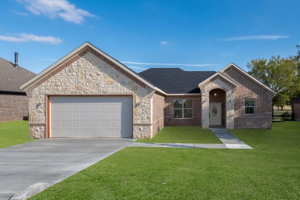 13027 Eagles Nest Dr, Whitney, TX 76692 - photo 1