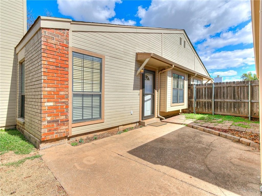 1011 Swan Lake Ct, Edmond, OK 73003 - photo 1