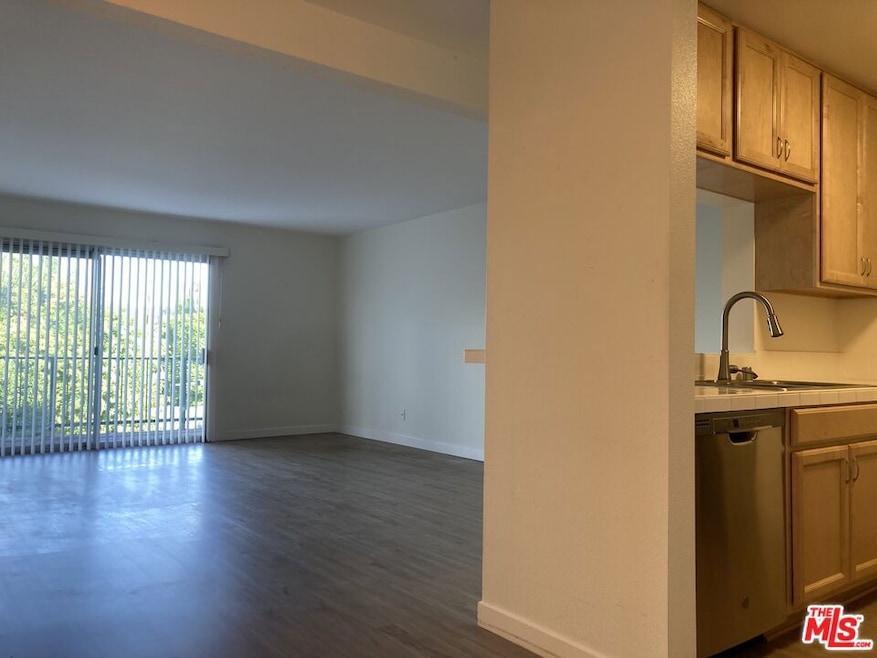 5460 White Oak Ave Unit E221, Los Angeles, CA 91316 | MLS# 23-316847 ...