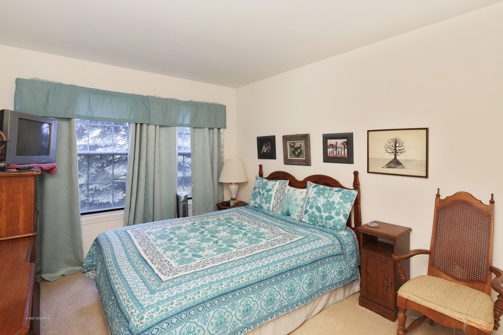 114 Pembroke Cir unit 46C1, Lake Bluff, IL 60044 - photo 1