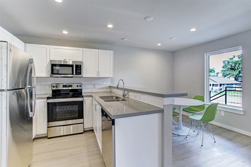 645 E 11th 1/2 St unit 3, Houston, TX 77008 - photo 1
