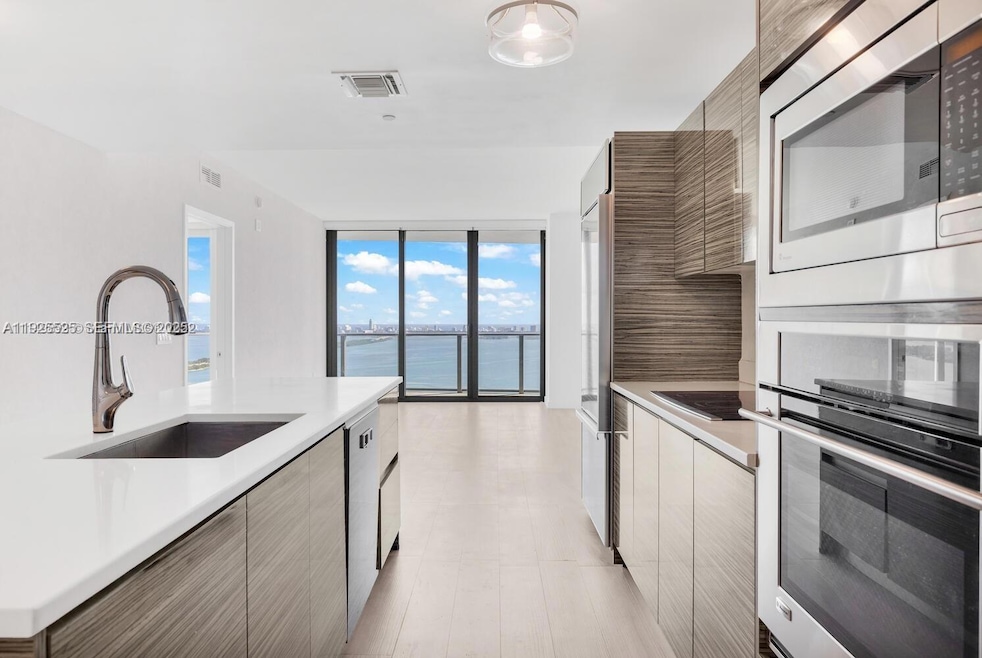 Icon Bay unit 3907, Miami, FL 33137 - photo 1