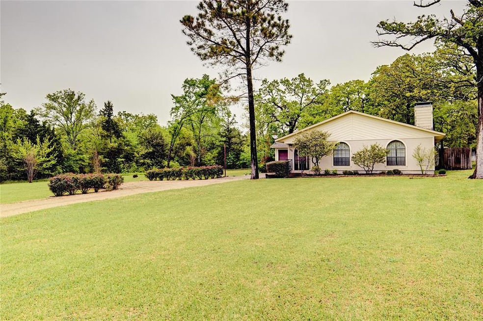 725 Kiowa Dr E, Gainesville, TX 76240 - photo 1