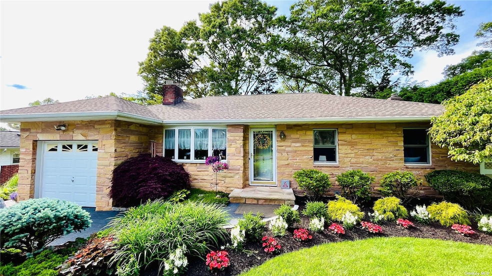 7 Cayuga Place, ComMacK, NY 11725 - photo 1