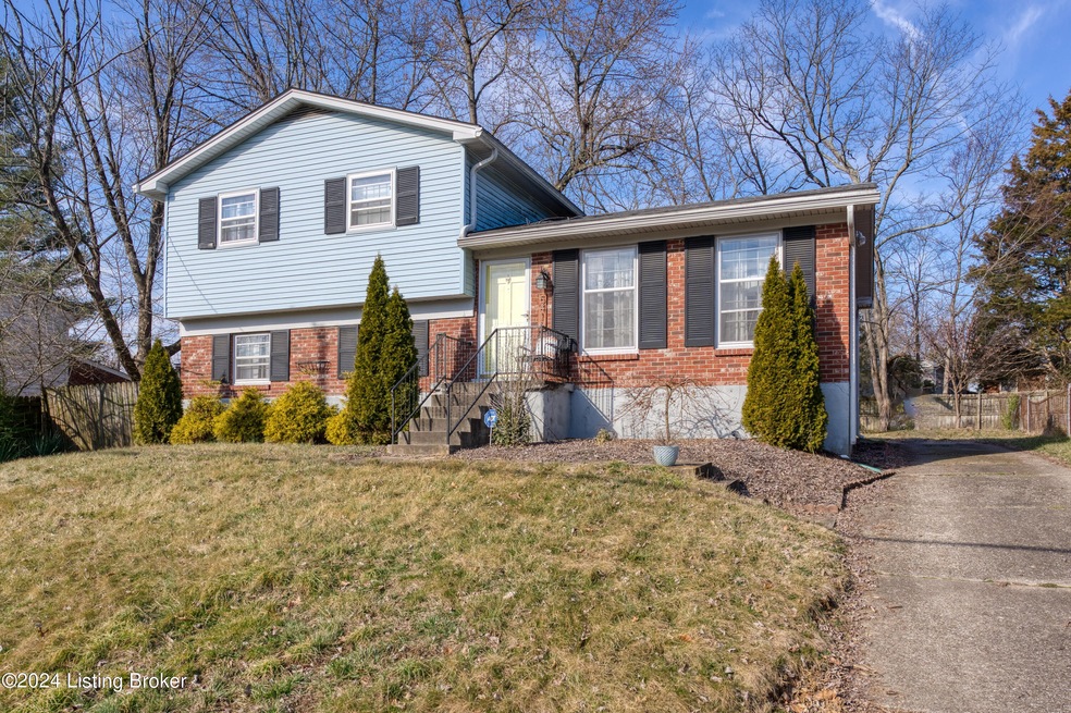 5416 Oakcreek Ln, Louisville, KY 40291 - photo 1