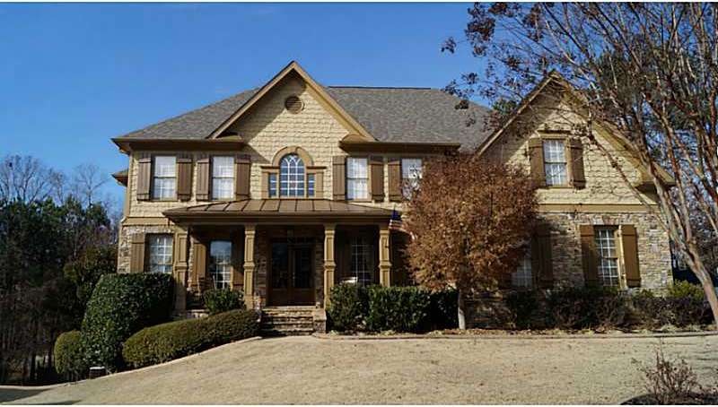 Exterior Front. New roof in 2014.
