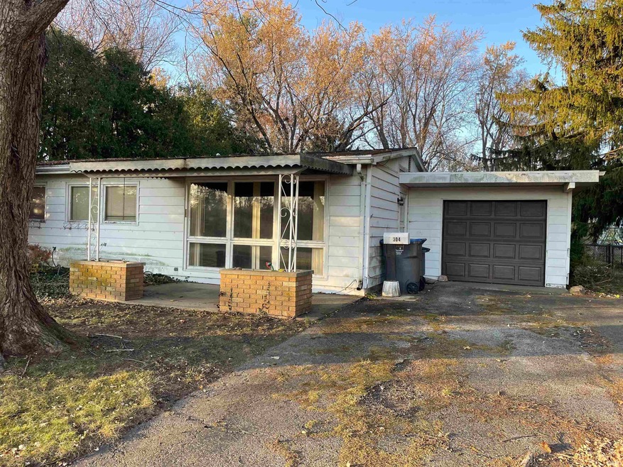 304 E Pickwick Dr, Syracuse, IN 46567 - photo 1