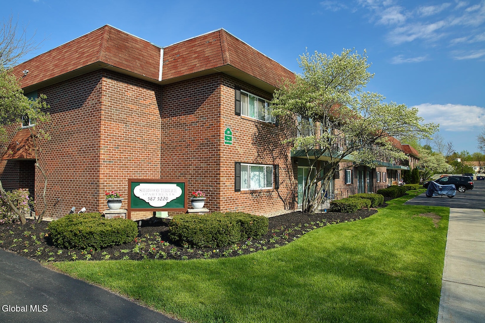 21 Wells St unit 410, Saratoga Springs, NY 12866 - photo 1