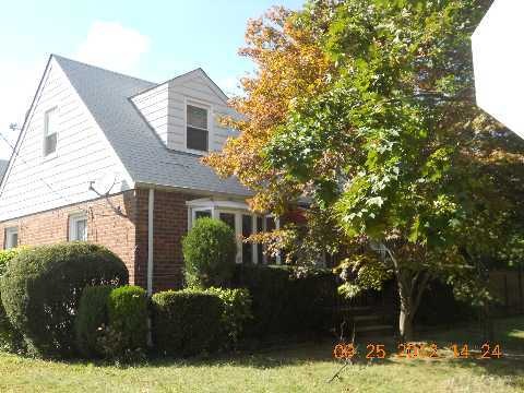 8430 264th St, Floral Park, NY 11001 - photo 1