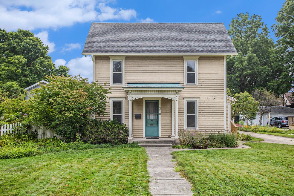 218 N Kalamazoo Ave, Marshall, MI 49068 - photo 1