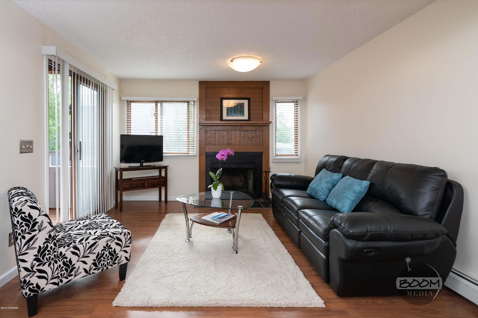 Living Rm w/Fireplace