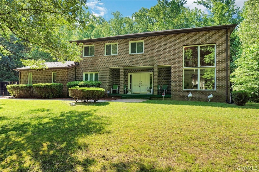 View of front facade with a front yard