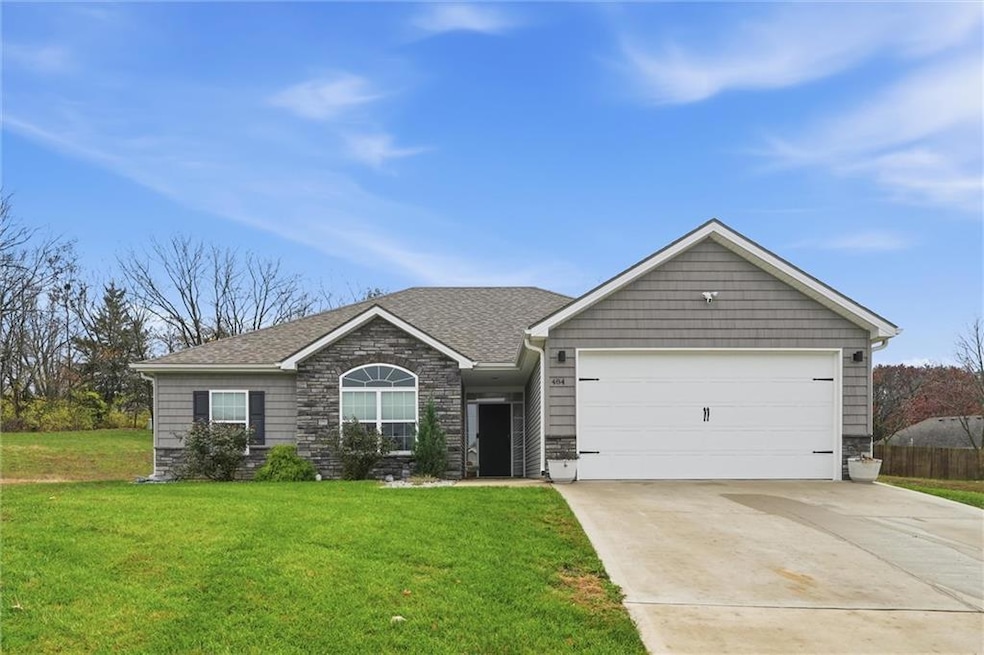 484 Olive Ct, Warrensburg, MO 64093 - photo 1