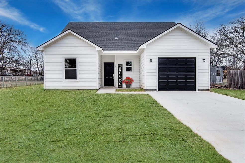 207 Evans St, Cleburne, TX 76031 - photo 1