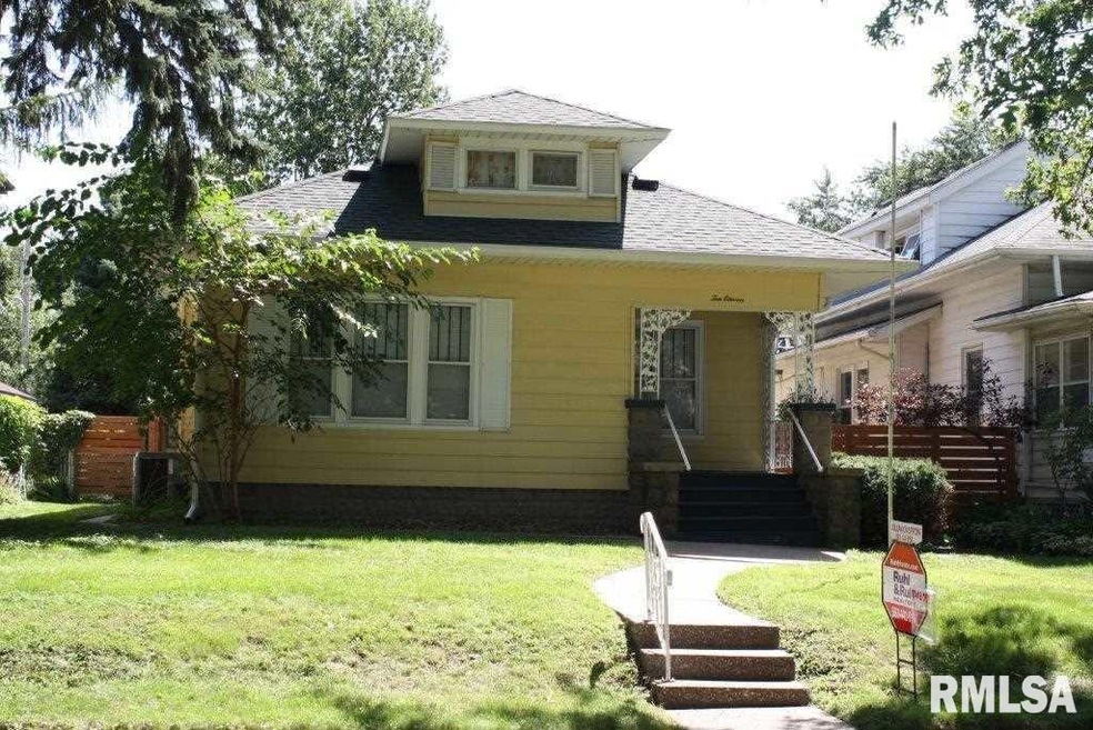 1011 W 17th St, Davenport, IA 52804 - photo 1