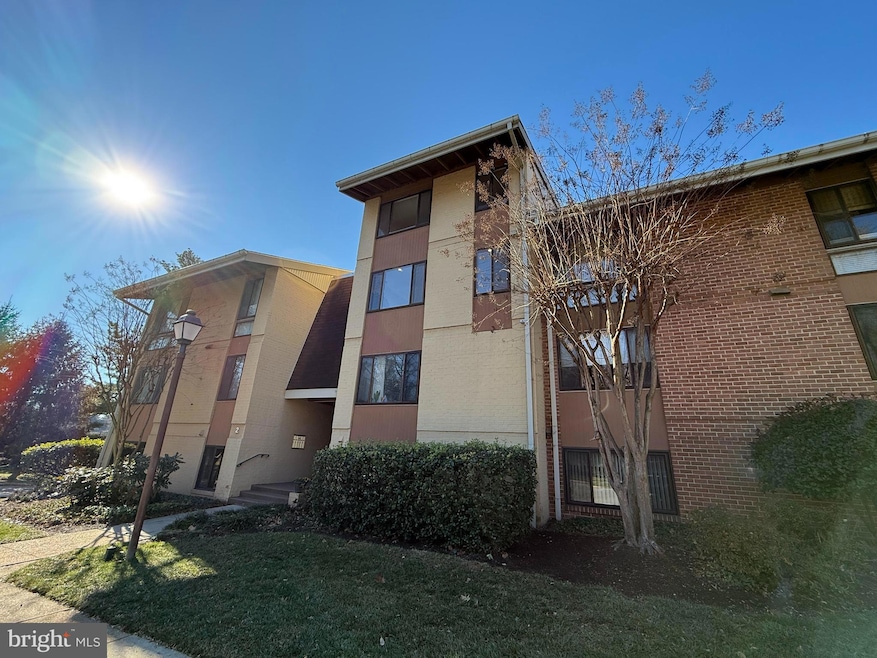 2 Cross Keys Rd unit 2F, Baltimore, MD 21210 - photo 1