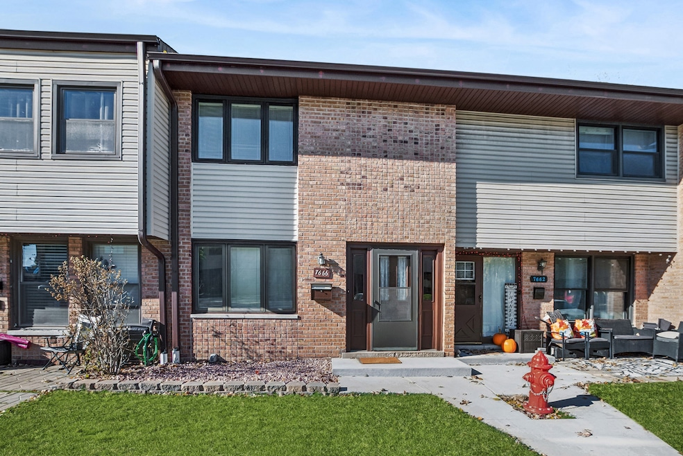 7666 S 88th Ct unit 22P22, Justice, IL 60458 - photo 1