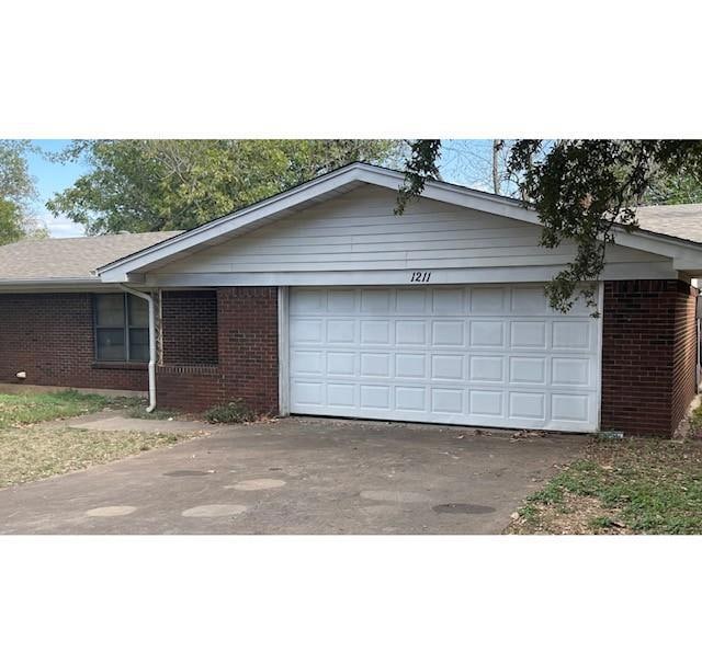 1211 Tanglewood Dr, Cleburne, TX 76033 - photo 1