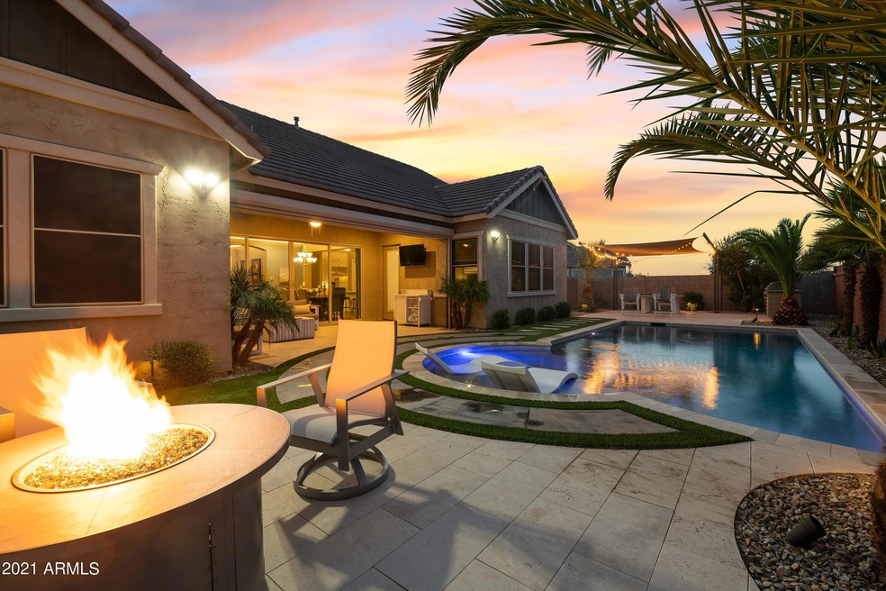 Enjoy your backyard in the evening!