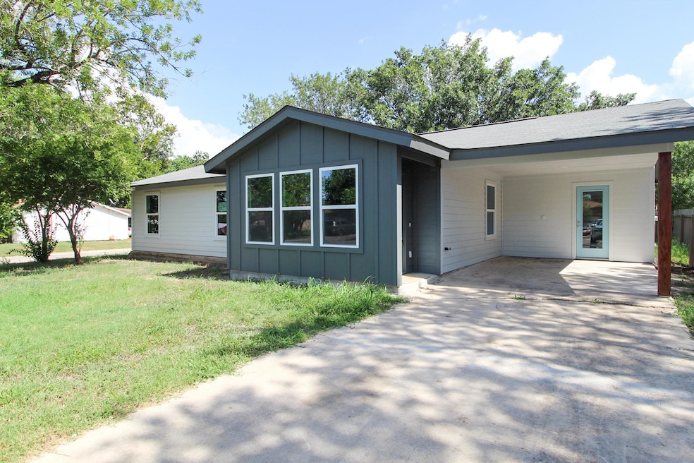 1100 Monte Vista Dr, Lockhart, TX 78644 - photo 1