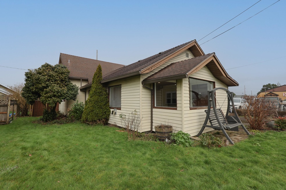 1908 10th St, Tillamook, OR 97141-04