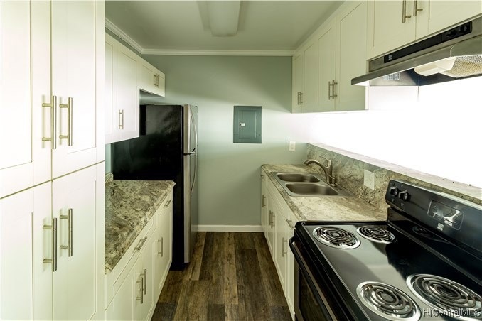 Beautifully renovated kitchen- new cabinets, count