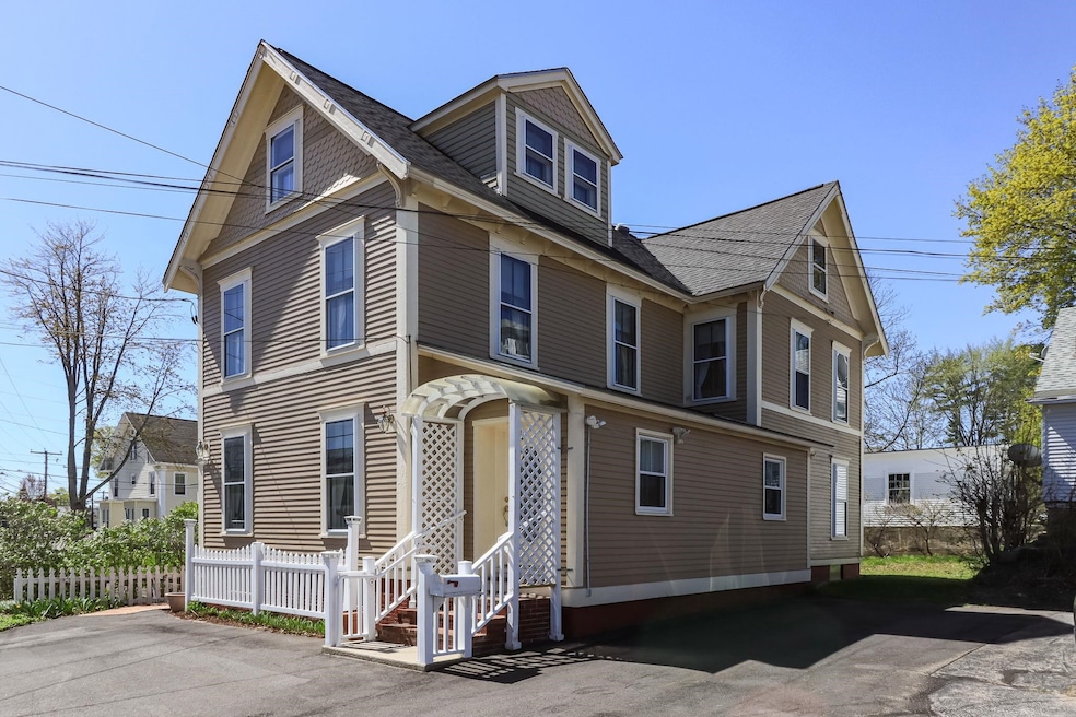 Welcome Home ~ walking distance to restaurants!
