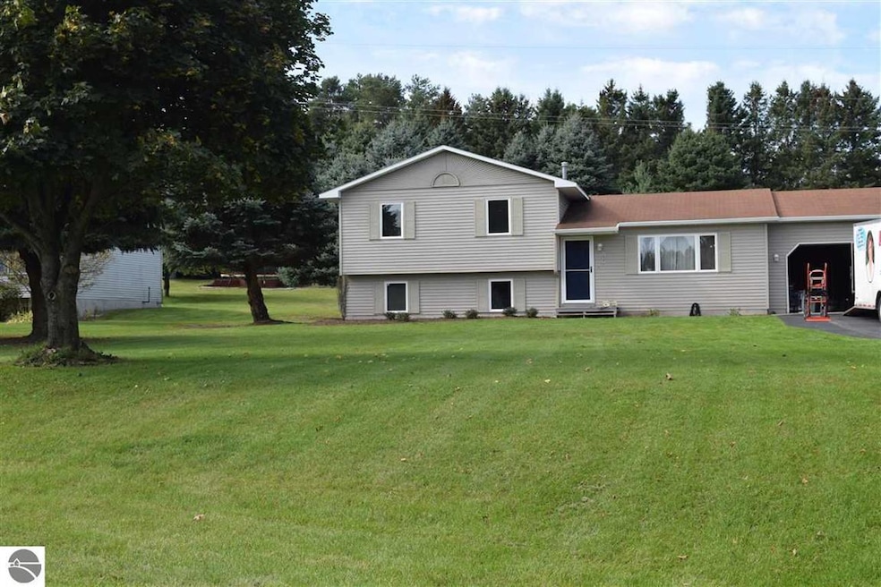 12190 S Lincoln Hollow Ct, Cedar, MI 49621 - photo 1