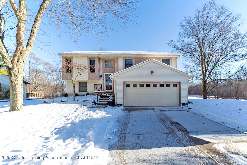 3725 Stoneleigh Dr, Lansing, MI 48910 - photo 1