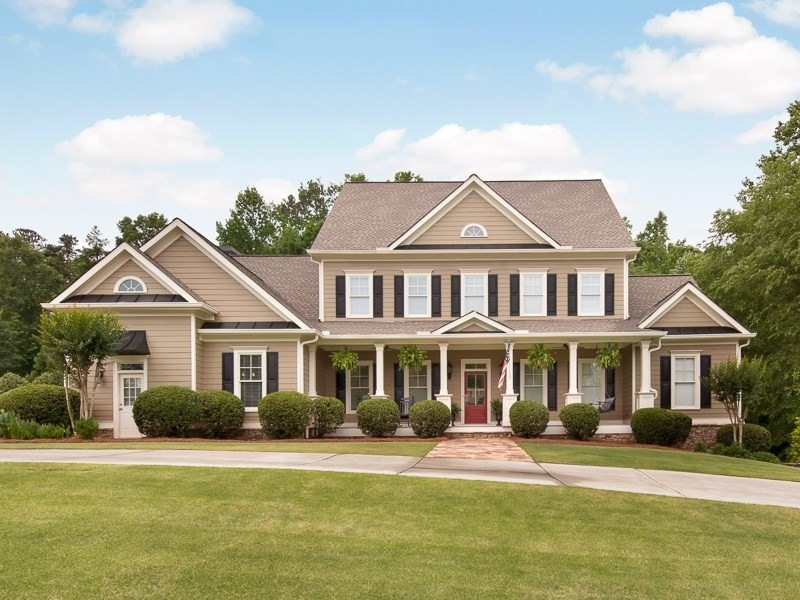 Beautiful traditional styling with large front por