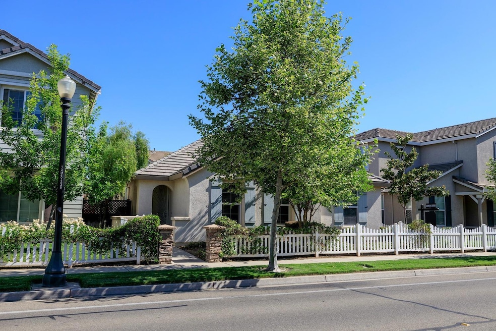 2540 W J St, Oakdale, CA 95361 - photo 1