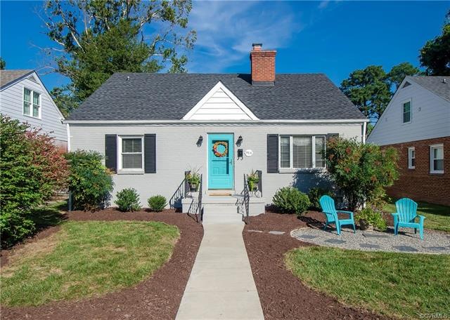 Welcome to 914 Pepper Avenue! Distance to the shops on the Avenues and the Village Shopping Center