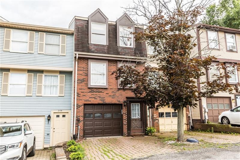 Welcome to this well maintained 2 bedroom townhous
