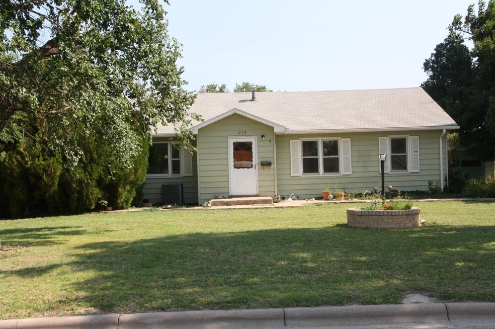 515 E 8th St, Hugoton, KS 67951 - photo 1