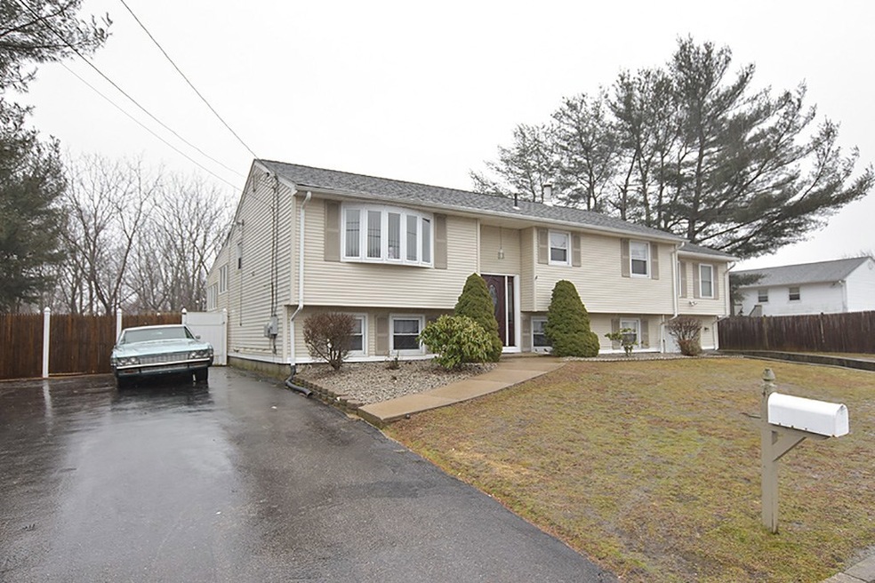 24 Glen Meadows Ct, Warwick, RI 02889 - photo 1