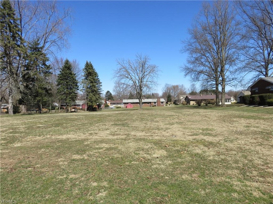View from Applegrove St toward back of lot