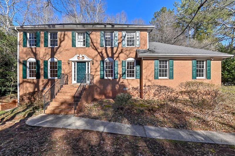 656 E Riverbend Dr SW, Lilburn, GA 30047 - photo 1