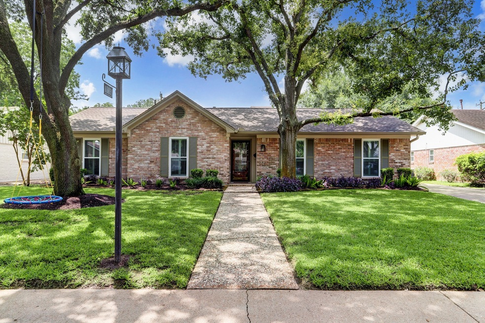 10039 Wickersham Ln, Houston, TX 77042 - photo 1