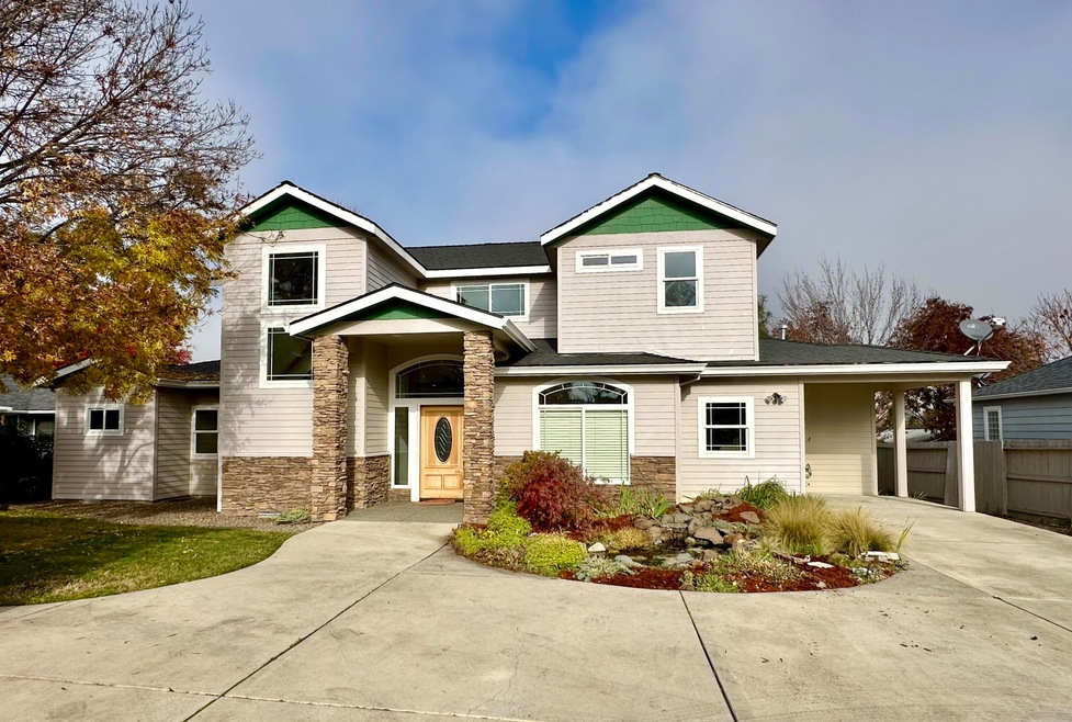 1131 Brookdale Ave, Medford, OR 97504 - photo 1