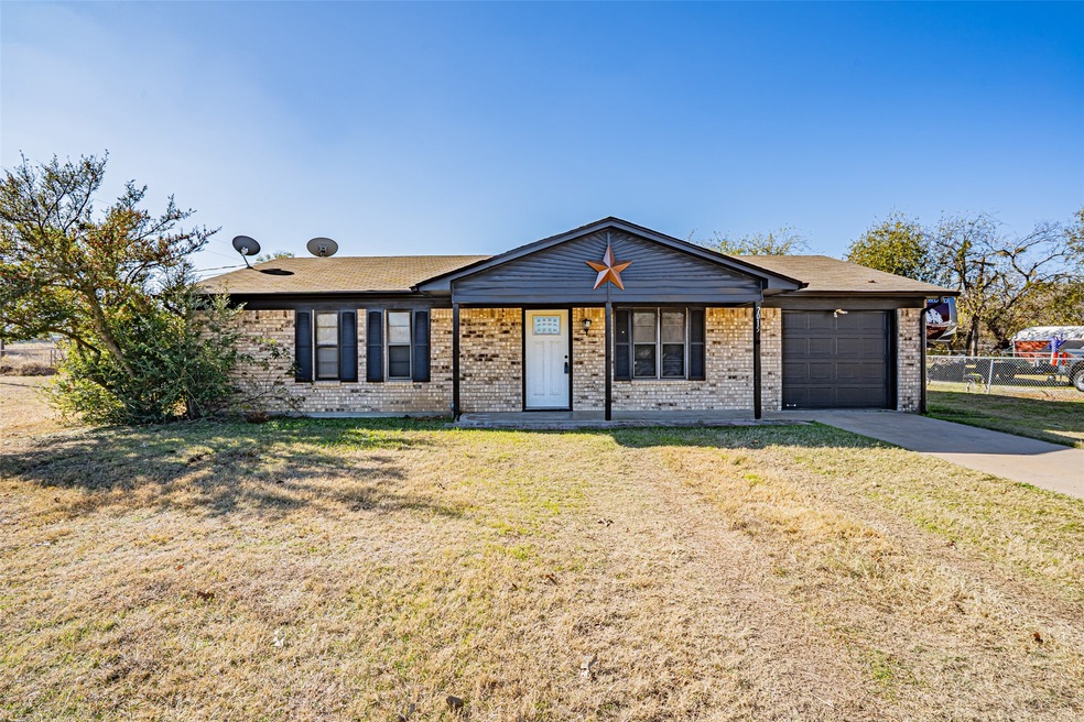 2015 Wood Ct, Granbury, TX 76048 - photo 1