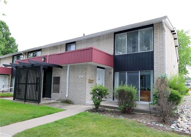 Beautiful end unit location with view of trees, pr