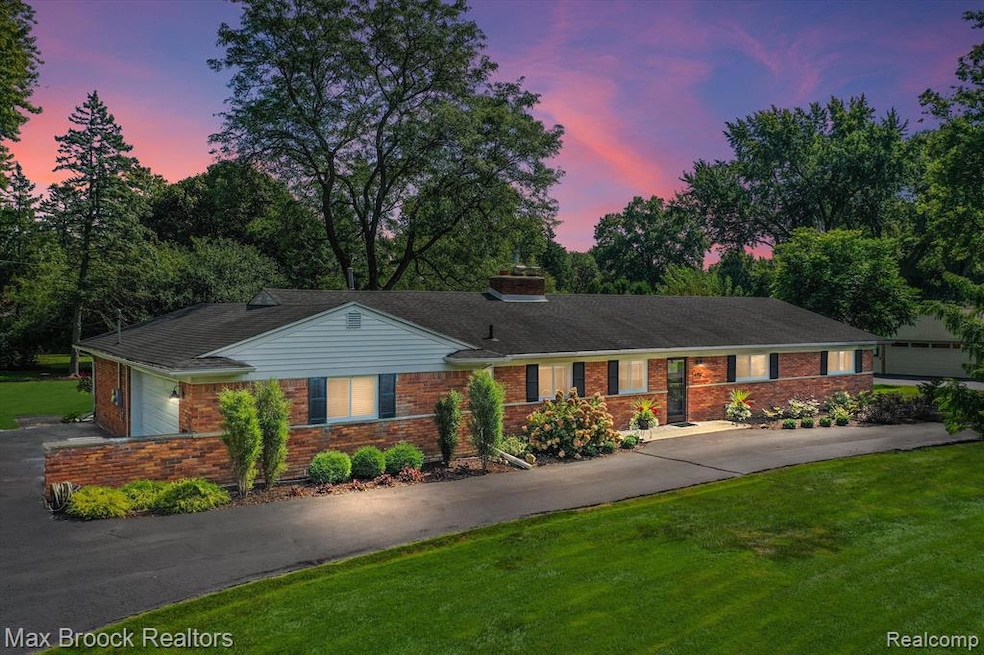 4751 Haddington Dr, Bloomfield Hills, MI 48304 - photo 1